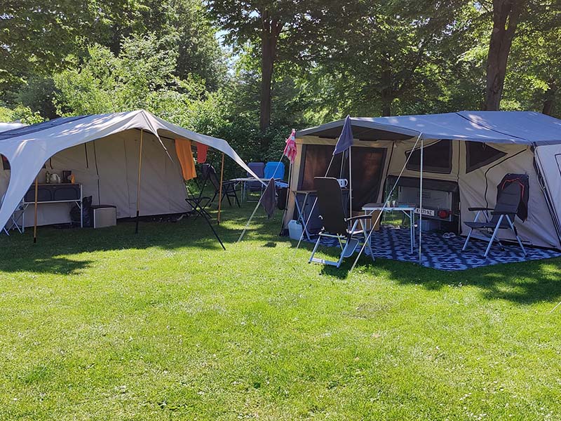 Zeltanhänger auf dem Campingplatz
